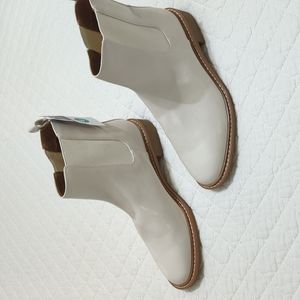 Women's sz 8 Universal Thread bone color boots New